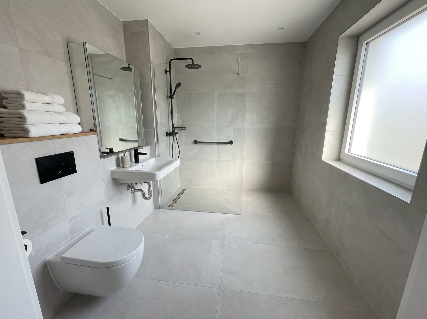 Barrierefrei umgebautes Bad mit bodengleicher Dusche